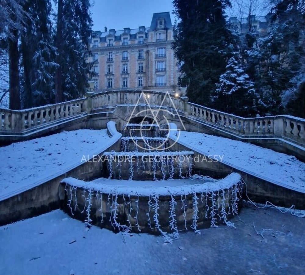 la-fontaine-tronant-devant-le-grand-hotel-n-y-a-pas-echappe-photo-tom-wattier-1735835537