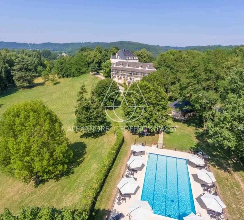 vue_aerienne_du_domaine_-parc_et_piscine